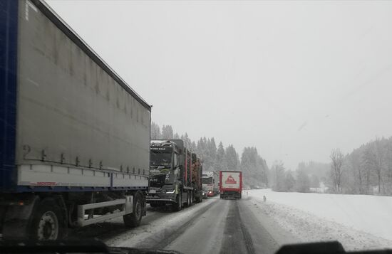Stau auf der Gegenseite, da viele LKW ohne Ketten unterwegs