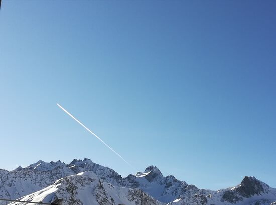 Ja und wenn wir diesen Streifen am Himmel sehen rührt sich das Fernweh in uns!
