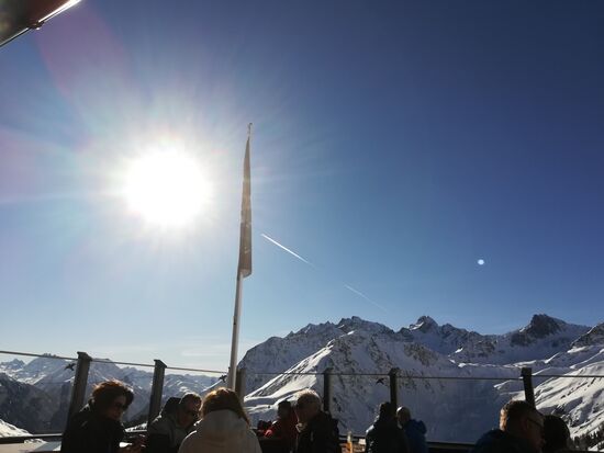 vor der letzten Talfahrt stärkten wir uns in der Nachmittagssonne auf der Terrasse des Almstüberls