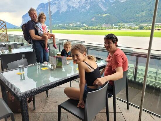 Die Besucherterrasse von unserem kleinen Flughafen bietet einen tollen Blick auf das Geschehen. Aber außer ein paar Privatjets war zu dieser Zeit nicht viel los. Aber unsere 3 Winker hatten trotzdem Action.