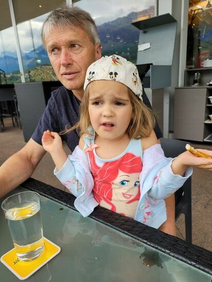 Da schimpft jemand: "Oma, du darfst nicht immer das Bier vom Manni trinken!"