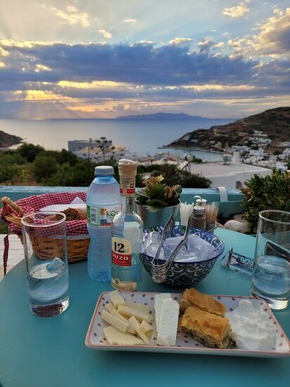 Mit einem Ouzo auf der Terasse verabschiedeten wir uns von Kini. Morgen geht es weiter nach Vari in den Süden von Syros.