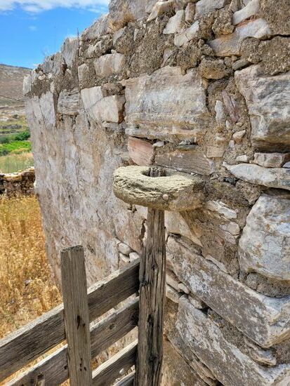 Verlassene Häuser in San Michalis. Ein Zaunscharnier von früher.