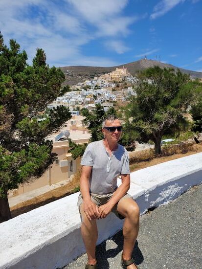 Erster Stopp: Besichtigung Kirche Anastasi im Hintergrund Ana Syros