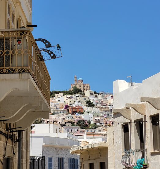 Blick auf die Anastasis Kirche am Hügel
