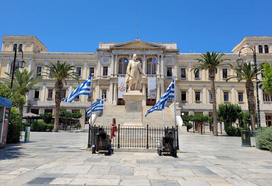 Platia Miaoulis - der repräsentative Mittelpunkt von Ermoupolis - mit der prächtigen Fassade des Rathauses