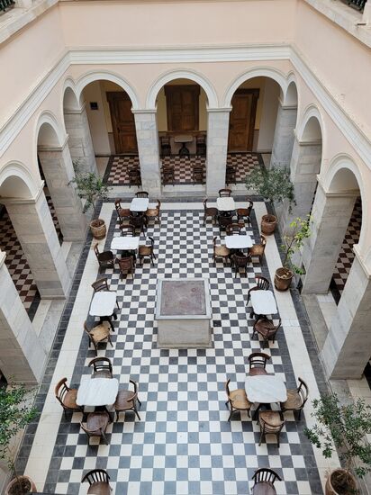 Durch die Gänge des Rathauses kann man schlendern. Innen gibt's dieses schöne Café.