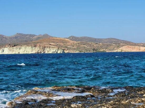 ... hier ist die Meerenge keine 2 Kilometer breit zu Kimolos. Die Fähren nehmen diese Straße nach Milos.