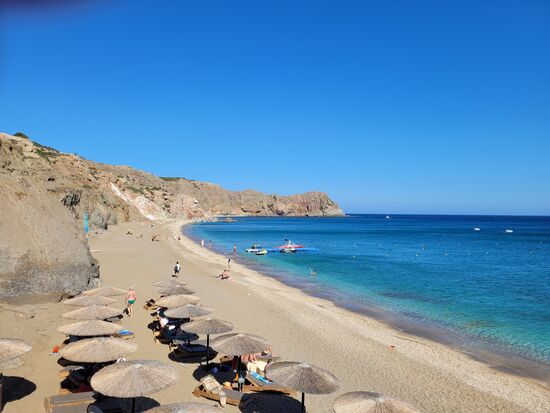 Paleochori Beach - hier leisteten wir uns um 14.00 h nachmittags einen Liegestuhl (EUR 20,--!!!! - unverschämt teuer dieses Jahr). Dafür haben wir im Restaurant darüber sehr schlecht gegessen (außer die Scallopps, die waren köstlich).