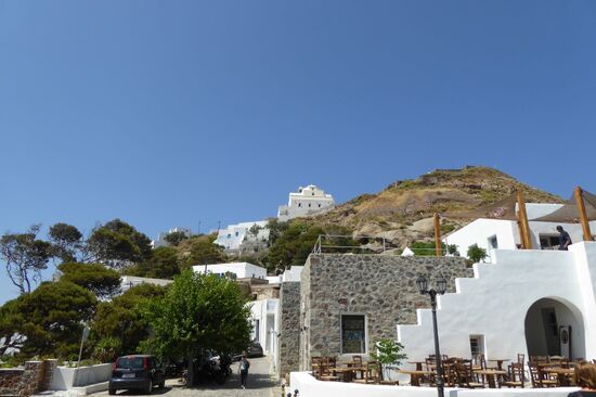 Am späten Nachmittag stillten wir unseren Hunger in der Plakia. Nachher spazierten wir noch ganz den Berg hoch und d genossen die Aussicht über die Insel.