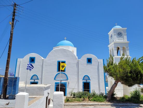 Die Hauptkirche Agios Charalambos steht am höchsten Punkt von Adamas.