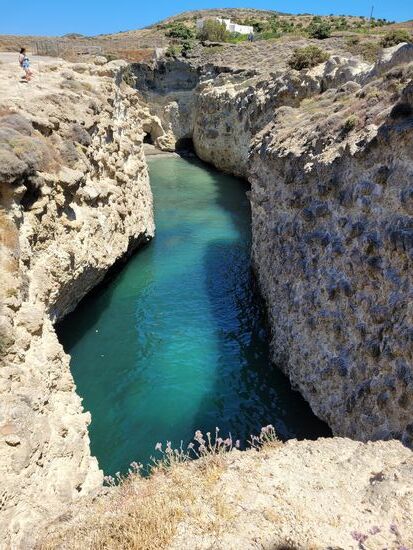 Papafragas Beach - von Felsen und Höhlen eingeschlossen. Über einen schmalen Steig kann man hinunterklettern.