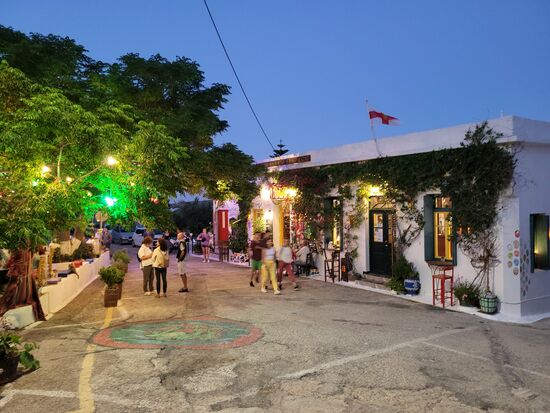 Neben dieser Taverne veranstaltete die Musikschule ein Konzert. Der Gesang begleitete uns bis hinunter zur Bushaltestelle.
