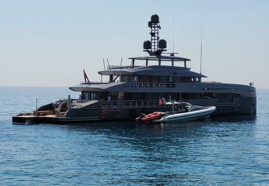 Sie hatten selbstverständlich hinten eine Badeinsel, sowie Beiboote und ein paar Jetskis mit an Board.
