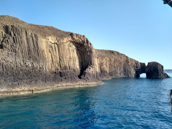 Glaronisia, die kleinen Inseln zwischen Kimolos und Milos, sind ganz etwas Besonderes. Sie bestehen aus erstarrtem Magna, welche in sechseckigen Säulen kristallisiert ist.