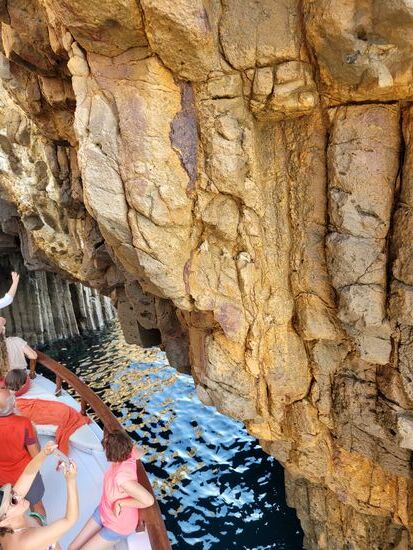 Der Kapitän beherrschte sein Schiff souverän. Zentimetergenau steuerte er auf die Felsen zu ...