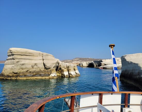 ... und zentimetergenau schipperte er das Schiff zwischen diese Felsen hindurch.
