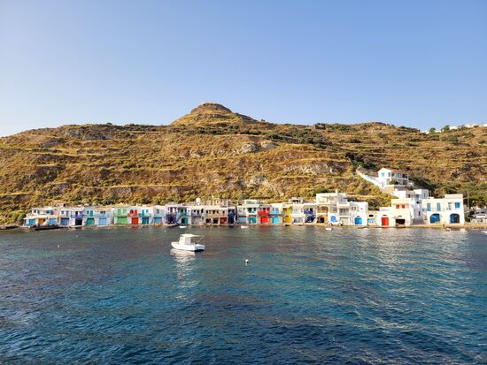 Klima, das Fischerdorf - unten der Wohnraum, wo auch das Boot garagiert wird, und oben wird geschlafen.