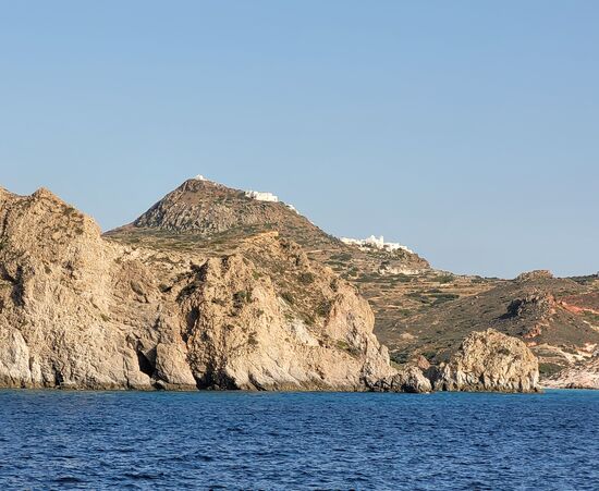 die Plaka zieht sich oben am Berg entlang