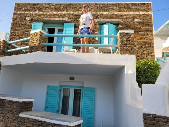 Kampus Home -  oben Wohnzimmer, unter Schlafzimmer. Das B&B liegt hoch über Apollonia in Ano Pedali. Dieses Mal schleppten wir keine 300 Stufen das Gepäck hoch, sondern gönnten uns ein Taxi, denn es gibt einen Umfahrungsweg!