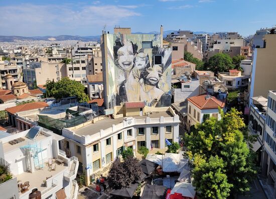 Blick von der Dachterrasse unseres Hotels auf den Plataia Iron (Heldenplatz).