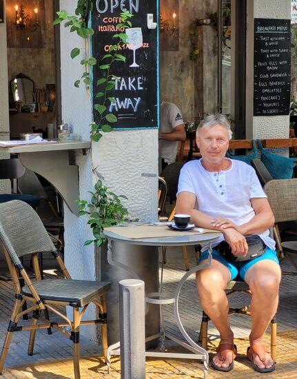 Die Lisporos Jazz-Cafe-Bar gegenüber vom Hotel Melo serviert für die Hotelgäste das Frühstück.