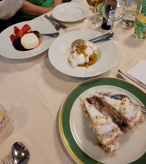 Pannacotta mit Beeren, Eis mit eingelegten Trauben und Mandeln, und Torta vom Feinsten