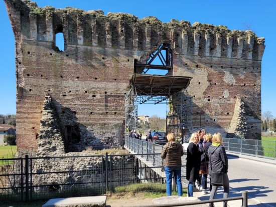 die Ponte Visconteo ist ein Überbleibsel eines gewaltigen, mittelalterlichen Staudamms