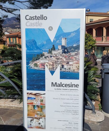 Der malerische Ort Malcesine liegt am Ostufer am Fuße des Monte Baldo.