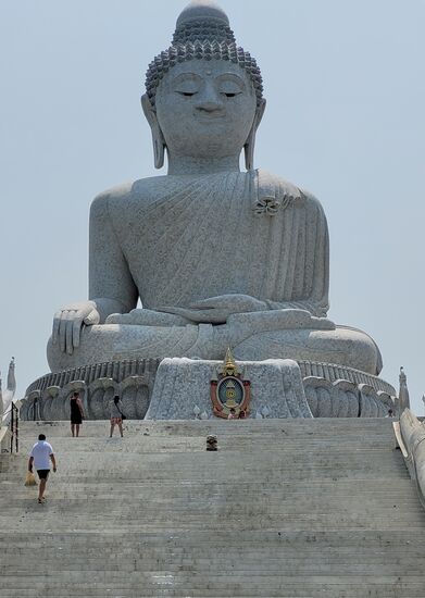 der große weisse Buddha ist 45 m hoch und steht am Berg im Süden von Phuket