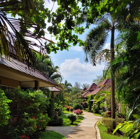 Der Garten zwischen den Bungalows ist wunderschön angelegt.