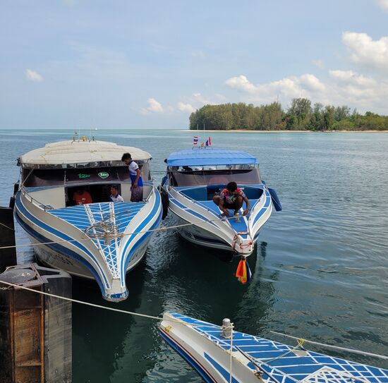 mit dem Boot rechts stachen wir in See