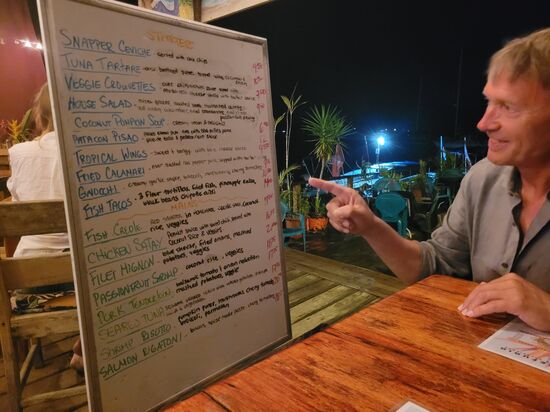 die Speisekarte in unserem Lieblingsrestaurant "El Ultimo Refugio" kann sogar Manni ohne Brille studieren