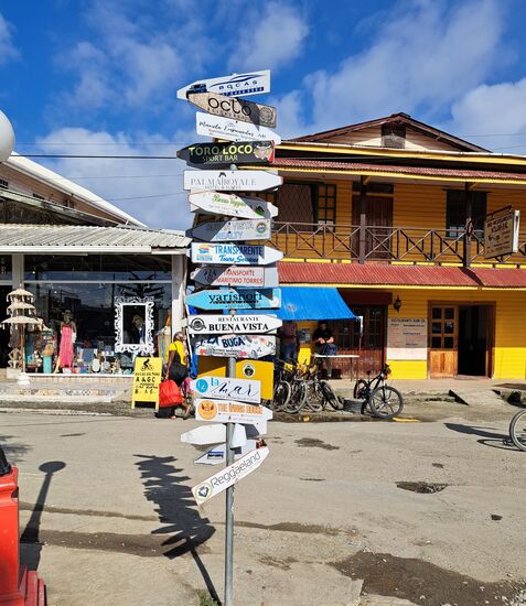 die Holzhäuser in der Town sind alle karibisch bunt