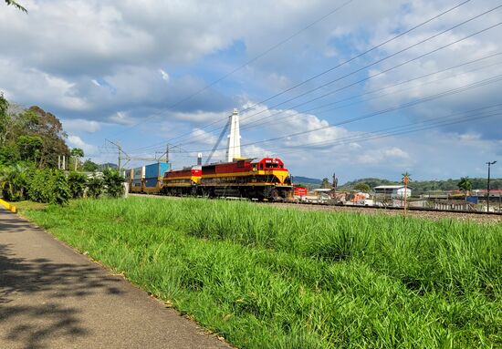 Der Lokführer winkte uns zu und grüßte lautstark und lange mit seinem Signal.8