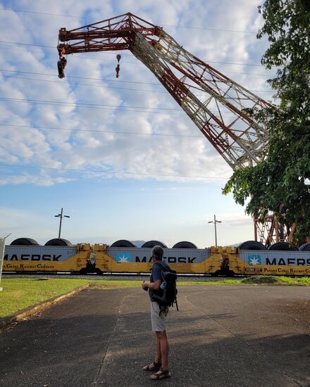 Da der Kanal zur Zeit sehr wenig Wasser hat, müssen schwere Container von den Schiffen auf die Bahn umgeladen werden, da die Schiffe sonst zu viel Tiefgang haben. Diese Züge sind elendslang und werden von 2 Loks gezogen.
