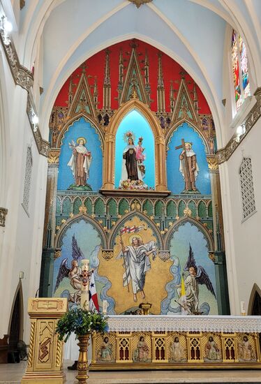 eine wunderschöne Kirche mit sehenswerten Glasfenstern