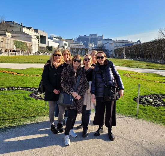 Spaziergang durch den Mirabellgarten - im Hintergrund das Wahrzeichen der Mozartstadt, die Festung Hohensalzburg