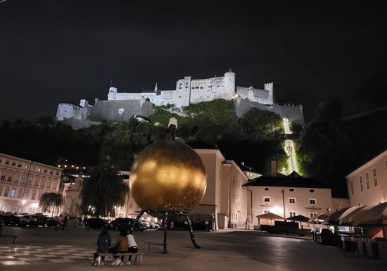 Die goldene "Mozartkugel" am Kapitelplatz - der männliche Teil des Kunstwerkes "Sphaera" vom deutschen Bildhauer Stephan Balkenhol. Es gibt dazu das viel kleinere gehaltene, weibliche Gegenstück "Frau im Fels" im Toscaninihof!!! 