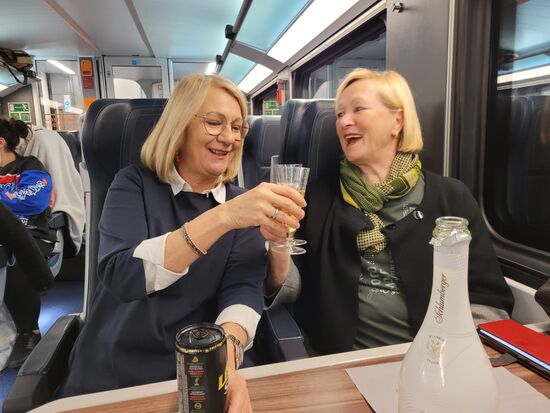 Brunch im Zug: Gitti, PROST auf deinen runden!
