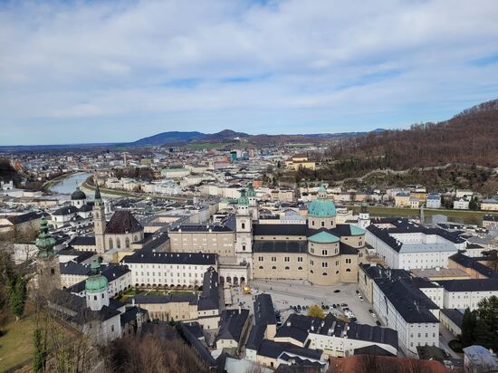 in der Mitte der Dom zu Salzburg - am Domplatz wird jedes Jahr (bei schönem Wetter) im Rahmen der Salzburger Festspiele das Schauspiel "Jedermann" von Hugo von Hofmannsthal aufgeführt. Es gibt heuer 14 Aufführungen mit jeweils 2.544 Sitzplätze und ich habe bereits Anfang des Jahres um Karten "angesucht" aber bis dato noch keinen Zuschlag bekommen.