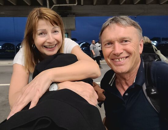 5.00 h morgens - warten am Flughafen auf den Gratistransfer zum Hotel