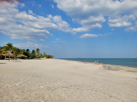 Playa Blanca - der schönste Strand in der Umgebung. Hier sind viele riesige Resorts angesiedelt. Wir haben lange gesucht bis wir eine Zufahrt zum Strand für jedermann gefunden haben.