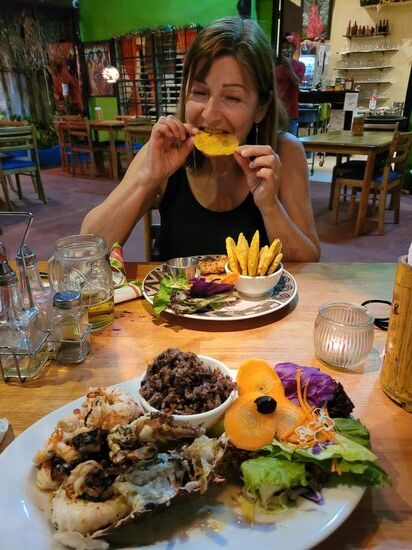 Für mich Fisch mit Patacones (gebratene Banane) und für Manni Hummer, Scampi und Octopus