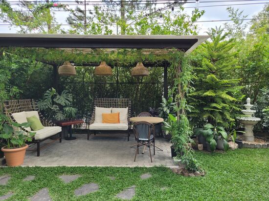 es gibt viele gemütliche Plätze im Hotelgarten