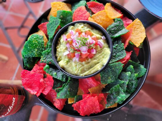 Guacamole mit bunten Nachos als Vorspeise