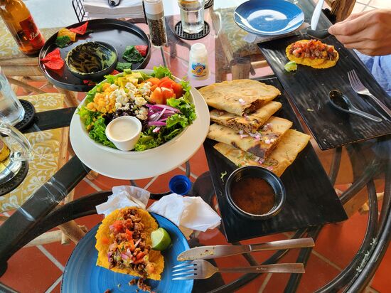 die Hauptgerichte: Encheladas und Tacos mit Salat