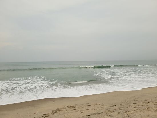 Die heutige Sonnenfinsternis ließ die Wellen höher und wilder an den Strand rollen.