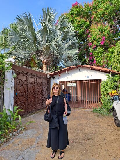 Dienstag, 8.00 h am Morgen, wir müssen zum Flughafen!
Hinter diesem schönen Tor verbirgt sich sicher das Kasi at Paradise.