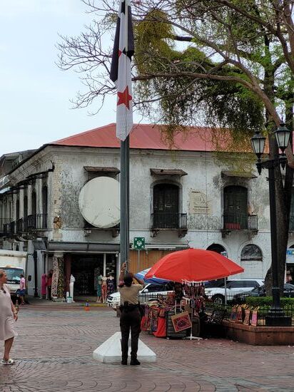 die Fahne wurde eingeholt und alle Einheimischen standen stramm, sowie auch wir